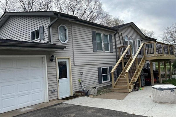 What Are the Key Differences Between Vinyl and Engineered Wood Siding?